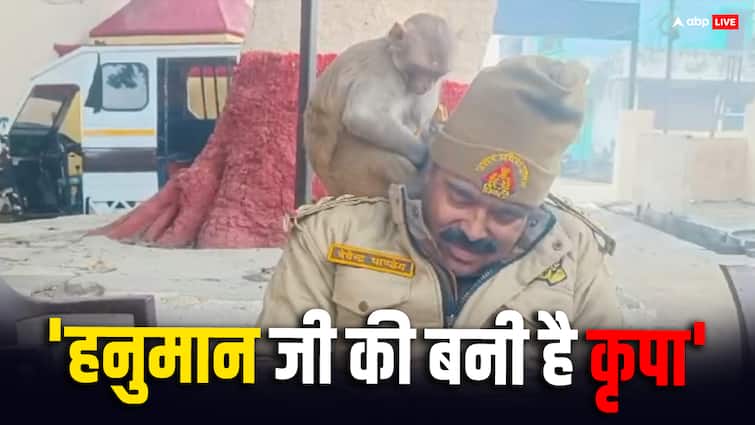 Ayodhya Monkey Sit on Ram Janmabhoomi Police Station SHO Shoulder Daily Video Viral ann UP News: राम नगरी में तैनात SHO के कंधे पर रोज आकर बैठता है बंदर, दारोगा बोले- 'हनुमान जी की बनी हुई है कृपा'
