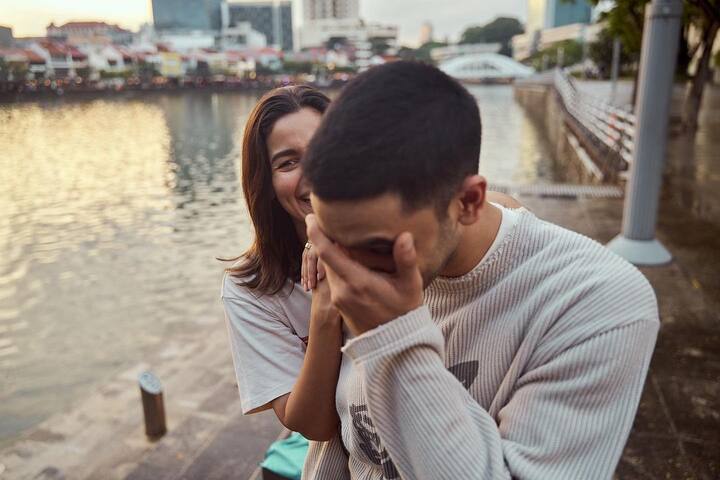 आलिया भट्ट ने अपने इंस्टाग्राम अकाउंट पर कुछ तस्वीरें शेयर की हैं. जिसमें वो वेदांग रैना के साथ कोजी होती हुई नजर आई.