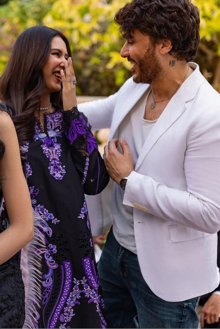 ਇਨ੍ਹਾਂ ਤਸਵੀਰਾਂ 'ਚ ਉੇਸ ਦੇ ਨਾਲ ਪਾਕਿਸਤਾਨੀ ਐਕਟਰ ਤੇ ਮਾਡਲ ਅਹਿਸਾਨ ਖਾਨ ਵੀ ਨਜ਼ਰ ਆਇਆ।