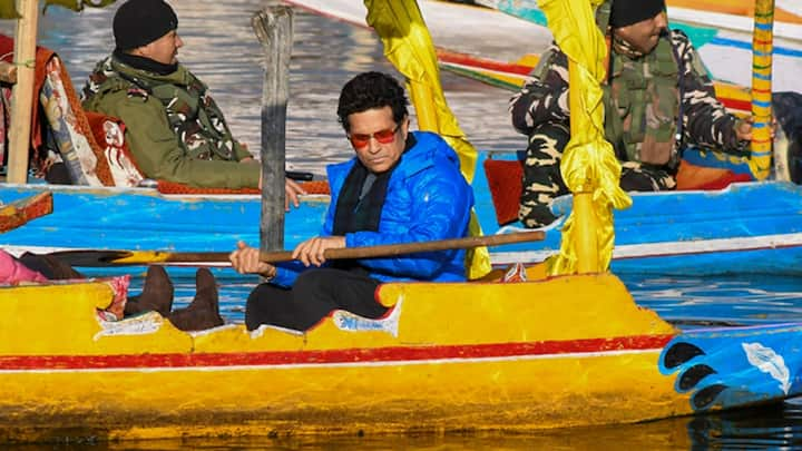 Sachin Tendulkar in Kashmir: सचिन तेंदुलकर इन दिनों परिवार के साथ कश्मीर का दौरा कर रहे हैं. कश्मीर की वादियों में परिवार संग घूमती उनकी तस्वीर सामने आई है तो उन्हें क्रिकेट भी खेलते हुए देखा गया.