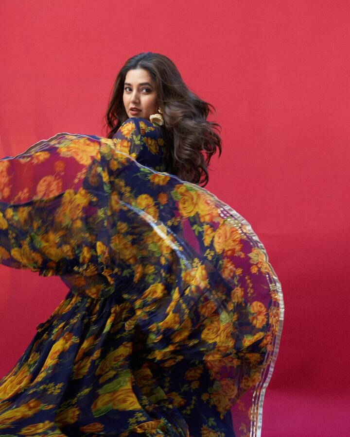 आजवर अनेक चित्रपट तसेच मालिकांमधून तिने आपल्या अभिनयाची मोहोर रसिक प्रेक्षकांच्या मनात उमटवलेली अभिनेत्री प्राजक्ता माळी (Prajakta Mali) हिने काही दिवसांपूर्वीच सोशल मीडियाच्या माध्यमातून  'भिशी मित्र मंडळ' (Bhishi Mitra Mandal) या नव्या चित्रपटाची घोषणा केली होती. (photo:prajakta_official/ig)