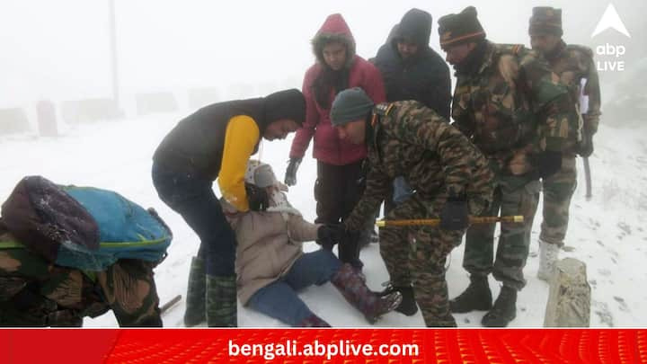 Nathu La Of Sikkim: ফের বন্ধুর প্রকৃতির চোখে চোখ রেখে সাফল্য ছিনিয়ে আনল ভারতীয় সেনা। সিকিমে আচমকা তীব্র তুষারপাতে আটকে পড়া ৫০০ জন পর্যটককে সমস্ত রকম প্রতিকূলতা সামলে উদ্ধার করলেন সেনার আধিকারিকরা।