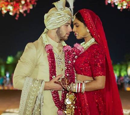 वहीं प्रियंका चोपड़ा और निक जोनस ने भी जोधपुर के उमेद भवन में बेहद रॉयल वेडिंग की थी. शादी में दोनों का शाही लुक ने फैंस दिल जीत लिया था.