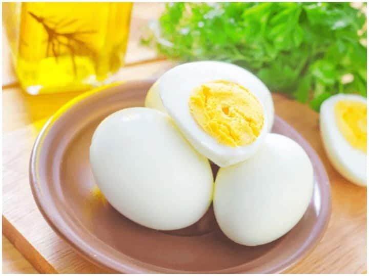 You Should Eat Egg Yolks Or Not andyacha pivala bhag khava ki khau naye Know all details अंडी आरोग्यदायी, पण त्यातील पिवळा भाग खावा की खाऊ नये? आहारतज्ज्ञांचं म्हणणं काय?