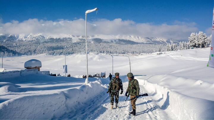 দীর্ঘদিন ধরে তুষারবিহীন ছিল কাশ্মীর। জানুয়ারি মাসে যখন পুরু বরফের আস্তরণে ঢাকা পড়ে যায় কাশ্মীর উপত্যকা। কাশ্মীরের বেশ কিছু এলাকা একেবারে বরফহীন ছিল। ফেব্রুয়ারির শেষে ফিরল বরফ।