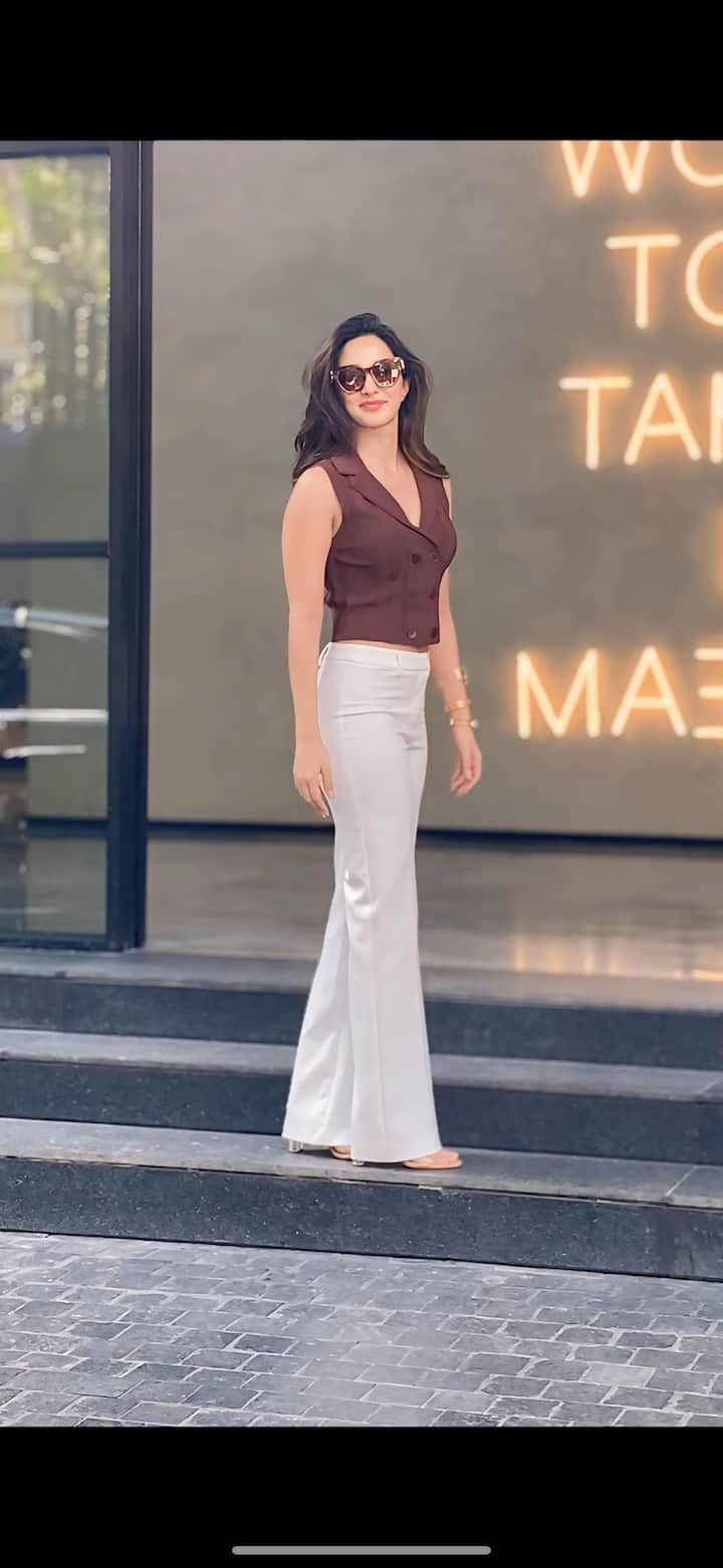 कियारा आडवाणी हमेशा सुर्खियों में बनी रहती हैं. एक्ट्रेस को आज एक बार फिर पब्लिकली बेहद स्टाइलिश लुक में स्पॉट किया गया.