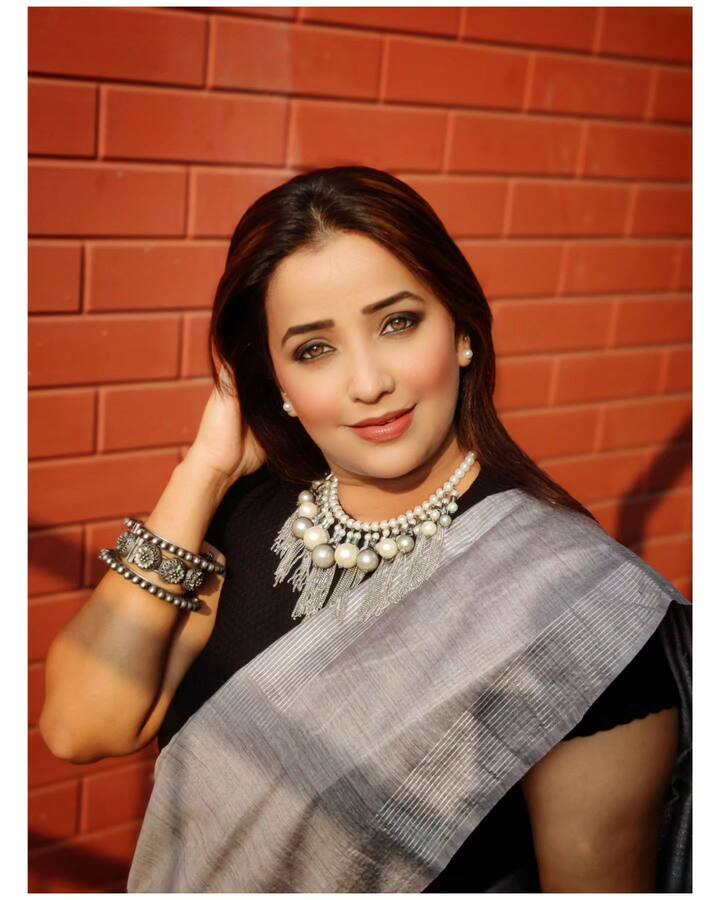 तिच्या अदांवर महाराष्ट्र फिदा झाला. तिची केसांची बट आणि बोलके डोळे पाहून घरातला प्रत्येकजण वेडावला. (pc:apurvanemlekarofficial/ig)