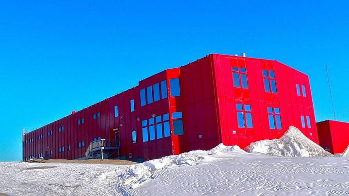 এমনিতে ইরানের উপর একাধিক অর্থনৈতিক নিষেধাজ্ঞা রয়েছে।পশ্চিম এশিয়ায় তাদের আগ্রাসন ঠেকাতেই কাতারে ওই ৬০০ কোটি ডলার আটকে দেওয়া হয় বলে দাবি করে আমেরিকা। ইজরায়েল এবং প্যালেস্তাইনের হামাসের মধ্যে যুদ্ধ শুরু হওয়ার আগে, ওই টাকা ছেড়ে দেওয়া হয়। ছবি: পিক্সাবে।