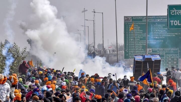 खनौरी और शंभू बॉर्डर पर किसानों को काबू में करने और सीमा पार करने से रोकने के लिए हरियाणा पुलिस आंसू गैस के गोले का इस्तेमाल कर रही है. किसानों के ऊपर पहले पानी की बौछारों का भी इस्तेमाल किया गया.