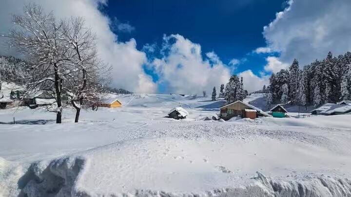 પશ્ચિમ હિમાલય વિસ્તારમાં બનેલા લો પ્રેશર વિસ્તારને કારણે વરસાદ અને હિમવર્ષા થવાની સંભાવના છે. ઉત્તરાખંડના બદ્રીનાથ ધામ અને કેદારનાથ ધામ જેવા ઊંચાઈવાળા સ્થળોએ હિમવર્ષા થઈ છે. જમ્મુ-કાશ્મીરના સોનગાર, ગુલમર્ગ અને હિમાચલ પ્રદેશના પહાડી વિસ્તારોમાં પણ આવું જ કંઈક થયું છે.