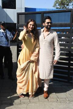 Rakul-Jackky Pics: रकुल-जैकी ने मुंबई पहुंचते ही मीडिया को बांटी मिठाई,अनारकली सूट में बेहद खूबसूरत दिखीं एक्टर की दुल्हन रकुल