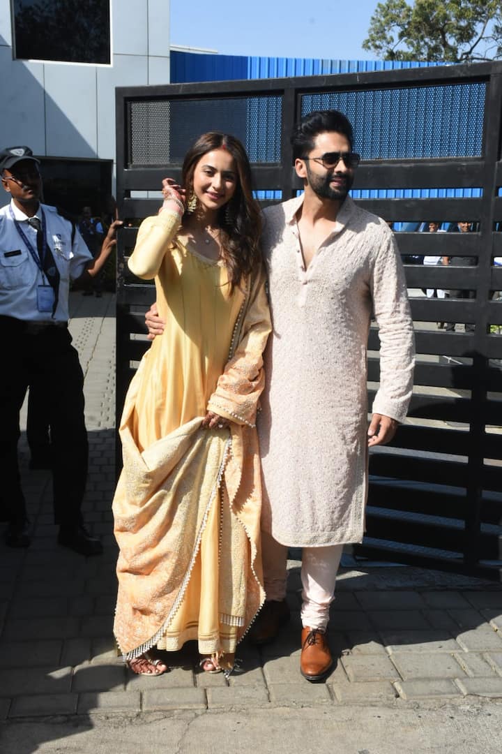 जैकी भगनानी की  नई नवली दुल्हन रकुल एयरपोर्ट पर येलो कलर का अनारकली सूट पहने नजर आई.