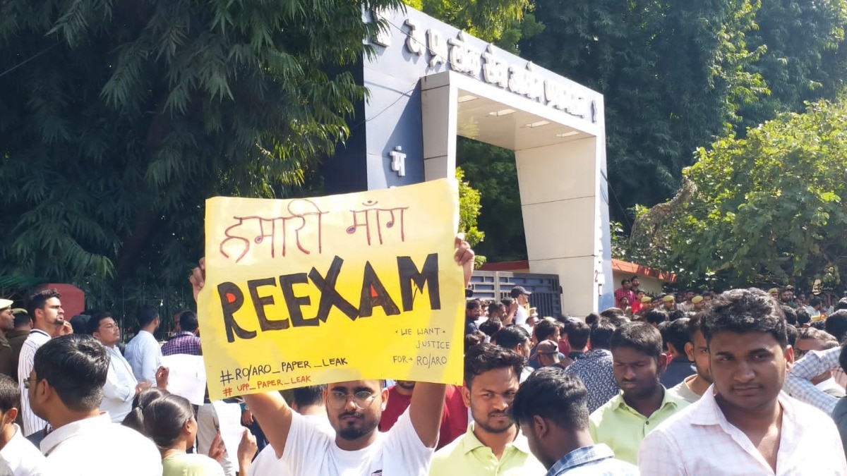 Prayagraj RO ARO Exam Candidates Protest For Cancellation Exam And ...