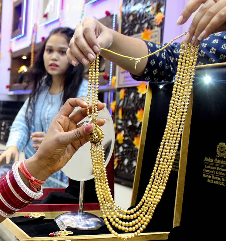 আজ শুক্রবারের বাজারে দাম (Gold Price Today) গতকালের রেটের থেকে কমেছে, ২৪ ক্যারেট, ২২ ক্যারেট এবং ১৮ ক্যারেট সোনার দাম কমেছে। অন্যদিকে, রুপোর দাম আজ আবার কমেছে কিছুটা, এখন রুপোর দর প্রতি কেজিতে হয়েছে ৬৯,৭০৪ টাকা।
