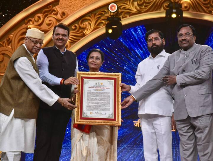 मुख्यमंत्री एकनाथ शिंदे यांच्या हस्ते ज्येष्ठ कलावंतांना दिला जाणारा 'चित्रपती व्ही. शांताराम जीवनगौरव पुरस्कार' सन २०२० साठी ख्यातनाम चित्रपट अभिनेते 'स्व.रवींद्र महाजनी' (मरणोत्तर), वर्ष २०२१ साठी ज्येष्ठ अभिनेत्री 'श्रीमती उषा चव्हाण' आणि वर्ष २०२२ साठी ज्येष्ठ अभिनेत्री 'श्रीमती उषा नाईक' यांना प्रदान करण्यात आला. स्व. रवींद्र महाजनी यांच्या वतीने गश्मिर महाजनी यांनी तर उषा चव्हाण यांच्या वतीने विजय कोंडके यांनी मुख्यमंत्र्यांकडून हे पुरस्कार स्वीकारले. उपमुख्यमंत्री देवेंद्र फडणवीस, सांस्कृतिक कार्यमंत्री सुधीर मुनगंटीवार, पालकमंत्री दीपक केसरकर, सांस्कृतिक कार्य प्रधान सचिव विकास खारगे यांची प्रमुख उपस्थिती होती. (Photo Credit : CMO)