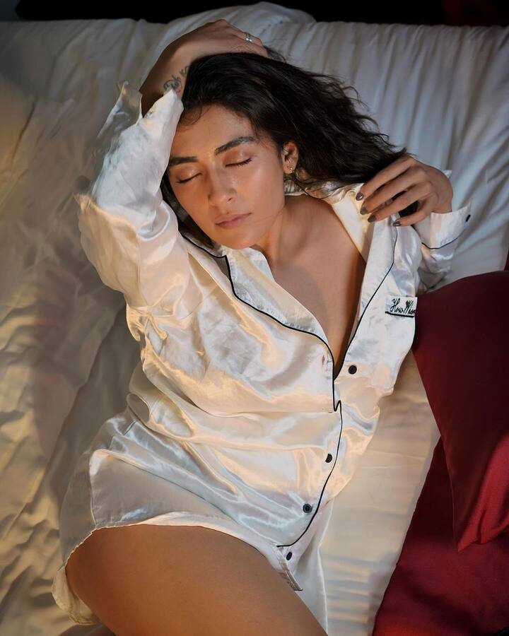 જિનલે બેડ પર કાતિલ પોઝ આપ્યા હતા. અભિનેત્રીનું આ ફોટોશૂટ જોરદાર વાયરલ થઈ રહ્યું છે.