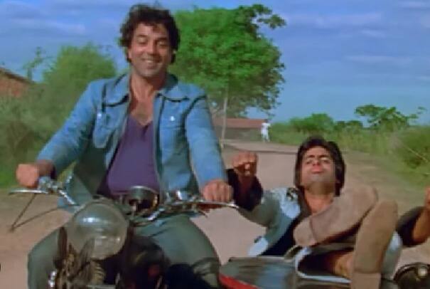 साल 1975 में रिलीज रमेश सिप्पी ब्लॉकबस्टर फिल्म ‘शोले’को भला कौन भूल सकता है. इस फिल्म का हर एक डायलॉग आज भी दर्शकों की जुबान पर है. वहीं फिल्म में अमिताभ बच्चन और धर्मेन्द्र के किरदार इतिहास ने पन्नों में अमर रहेंगे. जय और वीरू की दोस्ती की लोग आज भी मिसाल देते हैं.