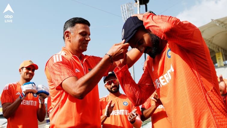 India vs England debutant pacer Akash Deep hands over test cap to his mother ahead of Ranchi Test Akash Deep: ভারতীয় দলের টুপি পেয়েই মায়ের হাতে তুলে দিলেন আকাশ, বাহবা দিলেন দ্রাবিড়ও