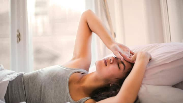 Sleep Problems :  तुम्हाला तासन्तास झोप येत नाही का, तुम्हीही शांत झोप घेण्याचा प्रयत्न करत आहात, तर तुम्ही लगेच तुमची सवय सुधारली पाहिजे.