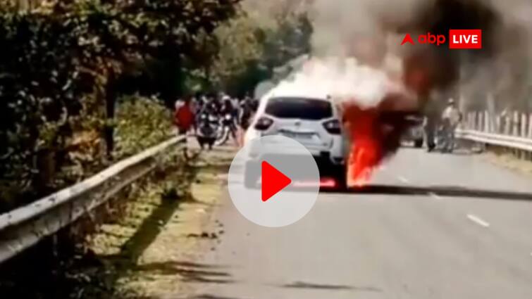 MP car caught fire they were going from Khargone to Indore Madhya Pradesh ann Watch: देखते ही देखते धू धू कर जल गई कार, खरगोन से इंदौर जाते वक्त हुआ हादसा, देखें VIDEO