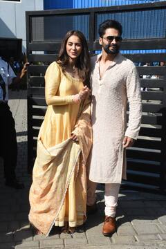 Newlyweds Rakul Preet Singh-Jackky Bhagnani Return To Mumbai, Distribute Sweets - See Pics