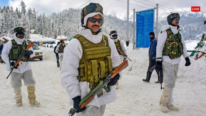 ओडिशा में तापमान ने चौंकाया - आईएमडी के वैज्ञानिक उमाशंकर दास के मुताबिक, अगर आप ओडिशा के तटीय हिस्सों को देखें तो कई हिस्से ऐसे हैं जहां तापमान सामान्य से दो से तीन डिग्री ऊपर बढ़ गया है. बुधवार (21 फरवरी) को भुवनेश्वर में 37 डिग्री सेल्सियस तापमान दर्ज किया गया और यह सबसे अधिक तापमान था. 22 फरवरी यह 36.4 दर्ज किया गया था. 23 फरवरी को इसके 36 डिग्री सेल्सियस तक रहने का अनुमान है.