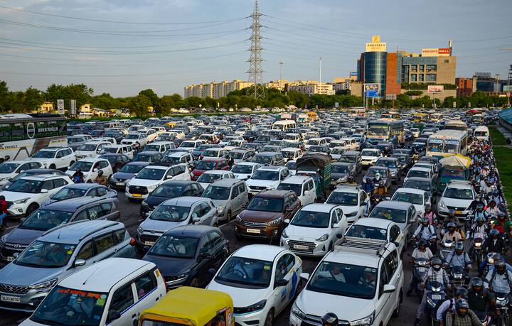 ट्रैफिक नियमों का उल्लंघन करने पर पुलिस आपका चालान करती है और भारी भरकम जुर्माना वसूला जाता है.