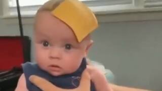 चीज के स्लाइस से बच्चे को करा दिया चुप, तरीका देख कर आप भी पकड लेंगे सिर