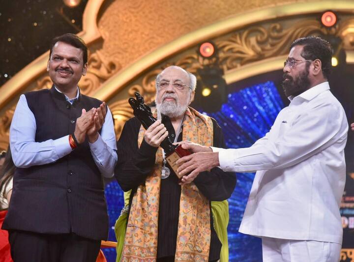 मुख्यमंत्री एकनाथ शिंदे, उपमुख्यमंत्री देवेंद्र फडणवीस यांच्या हस्ते ज्येष्ठ दिग्दर्शक 'जे.पी. दत्ता' यांना 'स्व. राज कपूर विशेष योगदान पुरस्कार' प्रदान करण्यात आला. (Photo Credit : CMO)