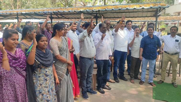 Tamil Nadu Revenue Department officials went on strike for the second day by boycotting work in salem - TNN தமிழ்நாடு வருவாய்துறை அலுவலர்கள் பணிகளை புறக்கணித்து 2ஆம் நாளாக போராட்டம்