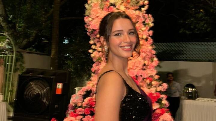 ‘সন্তুর’ সাবানের বিজ্ঞাপন মনে নেই এমন মানুষ বোধ হয় কমই আছেন। সেই বিজ্ঞাপনে মায়ের চরিত্রে যে মহিলাকে দেখা যেত, তিনি আসলে কিন্তু তৃপ্তি দিমরি। ছবি: ইনস্টাগ্রাম