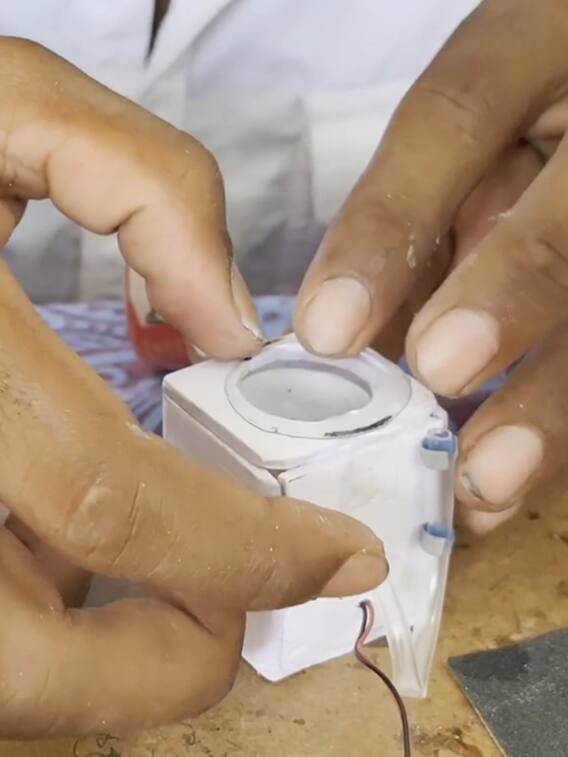 इस शख्स ने बनाई दुनिया की सबसे छोटी वॉशिंग मशीन