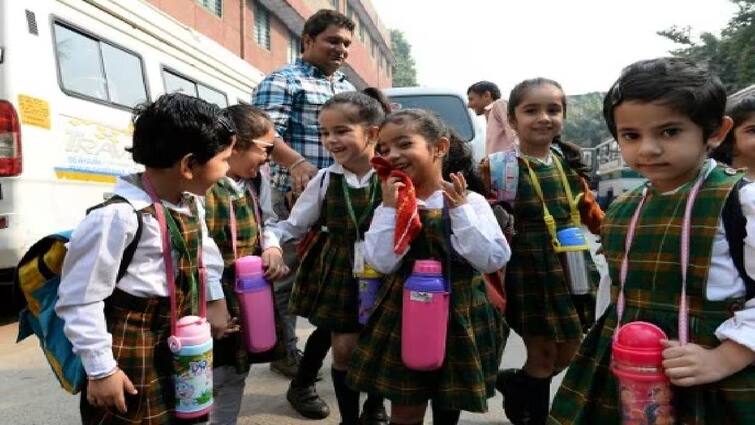 Tamilnadu School Education Aadhaar card distribution camp for students will be conducted in tn schools Subsidy Aadhaar in School: மாணவர்களே இனி அலைய வேண்டாம்.. உங்கள் பள்ளி தேடி வரும் ஆதார் பதிவு முகாம்.. விவரம் இதோ