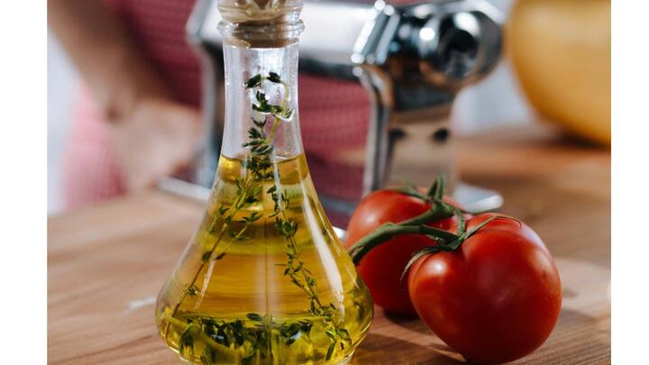 Cooking Oil : आपल्या शरीरासाठी निरोगी हृदय आणि मन असणे किती महत्त्वाचे आहे हे आपल्या सर्वांना माहीत आहे.आजच्या  खाण्यापिण्याच्या चुकीच्या सवयींमुळे हृदय आणि मेंदूशी संबंधित आजार झपाट्याने वाढत आहेत.