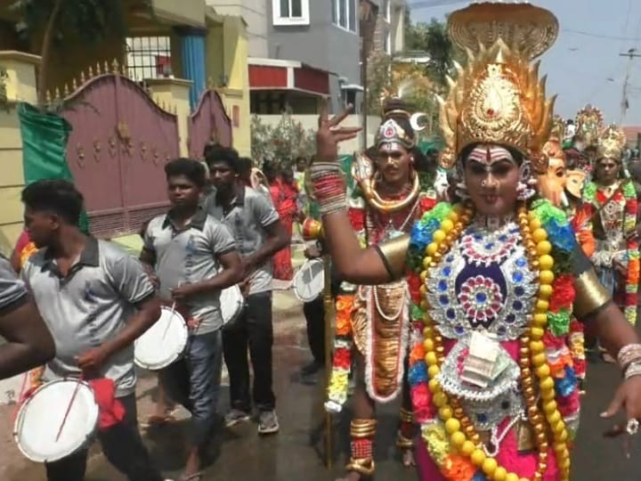 சுடும் வெப்பத்தையும் பொருட்படுத்தாத பக்தர்கள்;  காளிப்பனூர் பகவதி அம்மனுக்கு தீர்த்தம் எடுத்து வந்த பக்தர்கள்