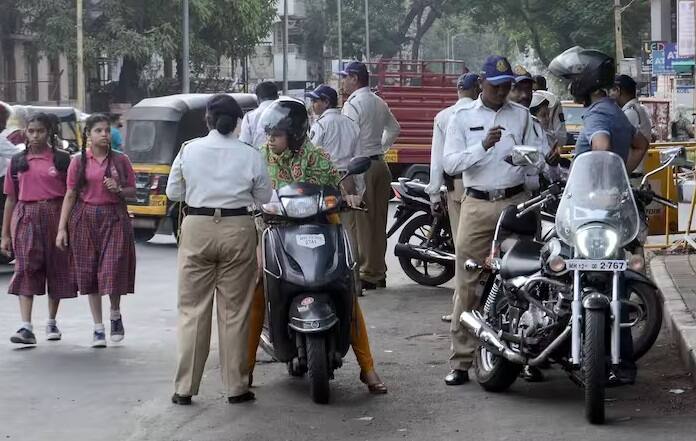 ટ્રાફિક પોલીસ ઉપરાંત હવે રસ્તાઓ પર લગાવવામાં આવેલા કેમેરા દ્વારા પણ ચલણ જાહેર કરવામાં આવે છે, જેના કારણે એક જ વાહન પર અનેક ચલણ થાય છે.