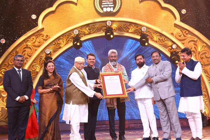 मुख्यमंत्री एकनाथ शिंदे यांच्या हस्ते 'चित्रपती व्ही. शांताराम विशेष योगदान पुरस्कार' वर्ष २०२२ साठी प्रसिद्ध चित्रपट अभिनेते-दिग्दर्शक 'नागराज मंजुळे' यांना पुरस्कार प्रदान करण्यात आले. (Photo Credit : CMO)