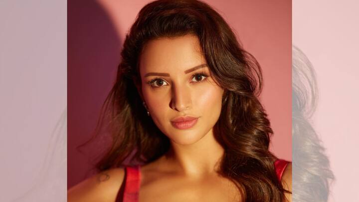 ঘুরে বেড়াতে খুবই পছন্দ করেন তৃপ্তি। নির্মল প্রাকৃতিক দৃশ্য থেকে ট্রেকিংয়ের মুহূর্ত, খুব সুন্দরভাবে ক্যামেরাবন্দি করেন তিনি। তাঁর সোশ্যাল মিডিয়া হ্যান্ডলে তাই চোখ বোলাতে যে কোনও মানুষেরই ভাল লাগবে। ছবি: ইনস্টাগ্রাম