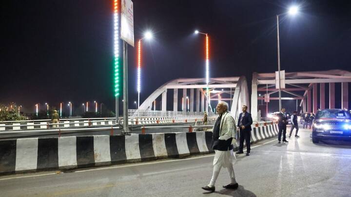 इससे पहले वाराणसी पहुचते ही पीएम मोदी ने सीएम योगी के साथ एक पुल का निरीक्षण किया.