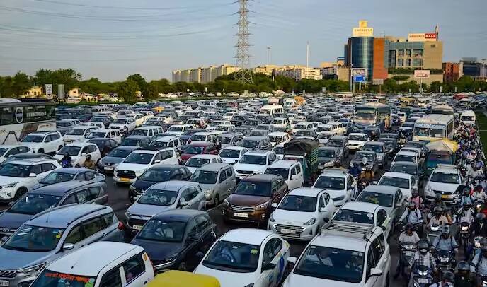 રસ્તા પર કાર કે બાઇક ચલાવ્યા પછી તમારે કેટલાક ટ્રાફિક નિયમોનું પાલન કરવું પડશે.