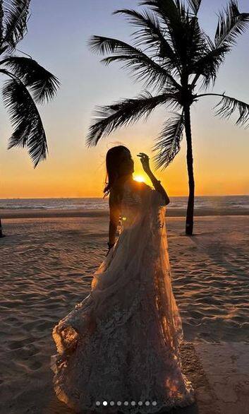 ਇਨ੍ਹਾਂ ਤਸਵੀਰਾਂ 'ਚ ਰਾਸ਼ਾ ਥਡਾਨੀ ਆਫ-ਵਾਈਟ ਲਹਿੰਗਾ ਸੈੱਟ 'ਚ ਸਵਰਗ ਤੋਂ ਉਤਰੀ ਅਪਸਰਾ ਵਾਂਗ ਖੂਬਸੂਰਤ ਲੱਗ ਰਹੀ ਹੈ, ਜਿਸ 'ਤੇ ਪ੍ਰਸ਼ੰਸਕਾਂ ਦਾ ਦਿਲ ਹਾਰ ਗਿਆ ਹੈ।