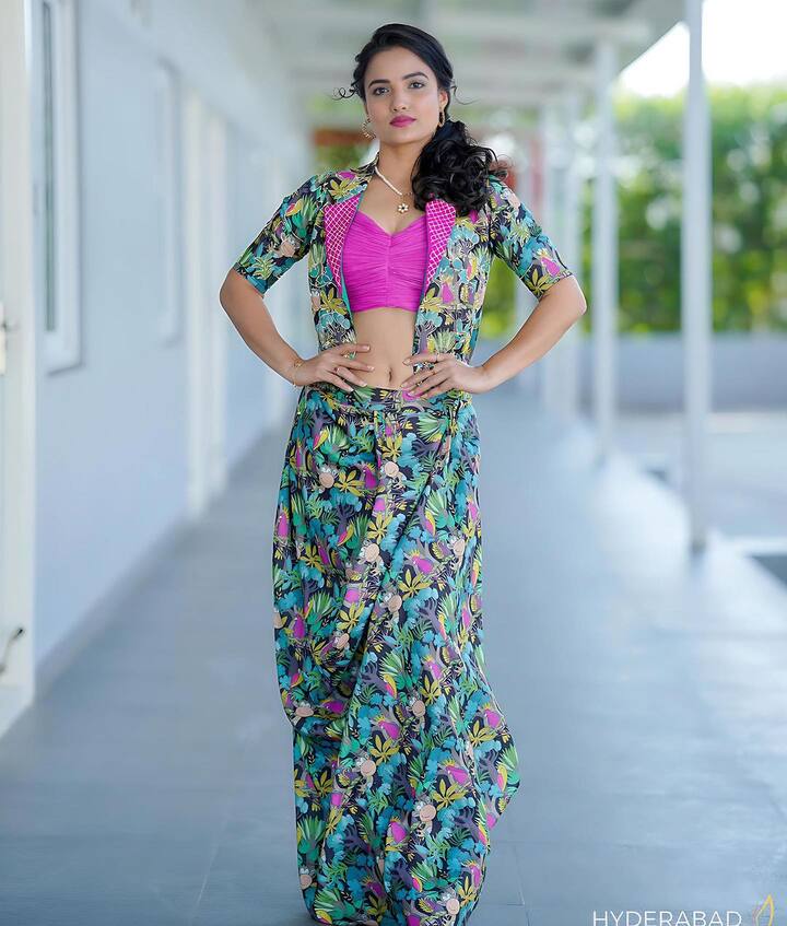 Siri Hanumanth Latest Photos: సిరి హనుమంత్ ప్రత్యేకంగా పరిచయం అక్కర్లేని పేరు. యూట్యూబ్ వీడియోతో ఇండస్ట్రీలో అడుగుపెట్టిన సిరి ఆ తర్వాత సీరియల్స్ చాన్స్లు కొట్టేసింది.