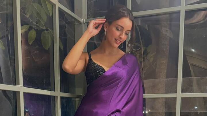 ঝুলিতে কাজের সংখ্যা প্রচুর না হলেও ওটিটিতে কাজের জন্য জিতেছেন সেরা অভিনেত্রীর পুরস্কার। ওয়েব অরিজিন্যাল ফিল্ম বিভাগে ‘ফিল্মফেয়ার ওটিটি অ্যাওয়ার্ডস’ পান ‘বুলবুল’ ছবির জন্য। ছবি: ইনস্টাগ্রাম