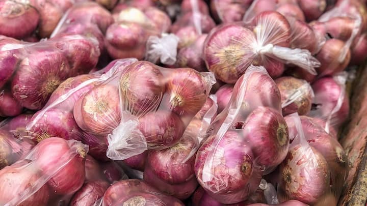 Onion Cultivation: प्याज की खेती करते समय किसान भाई यहां बताई गईं बातों का विशेष रूप से ध्यान रखें. प्याज खाना सेहत के लिए काफी फायदेमंद होता है.