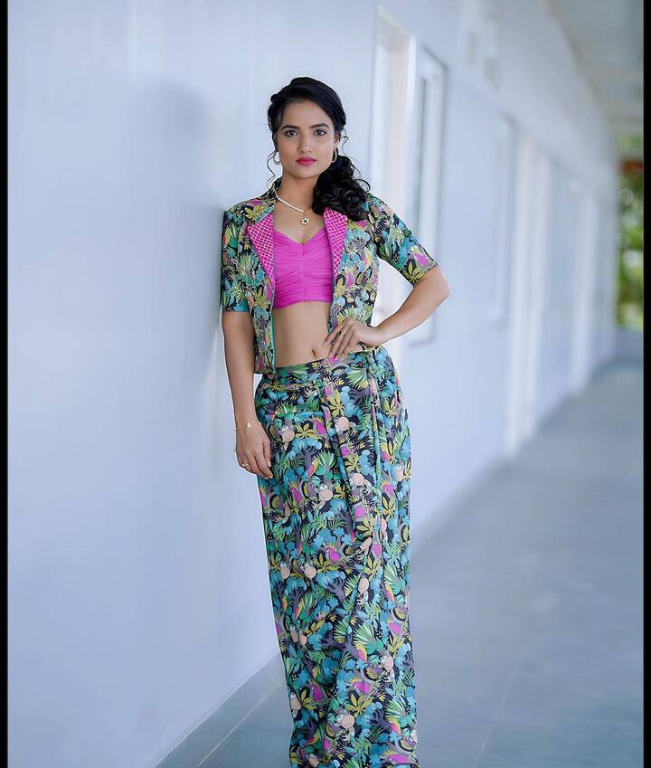 అయితే ఈ బ్యూటీ ఏకంగా బాలీవుడ్ బాద్షా షారుక్ ఖాన్ జావాన్ సినిమాలో కీలక పాత్రలో నటించి అందరిని సర్ప్రైజ్ చేసింది. రిలీజ్ ముందు వరకు ఈ విషయాన్ని చాలా సీక్రెట్గా ఉంచింది. ప్రమోషన్స్లో సైతం సిరి హనుమంతు జవాన్ నటిస్తున్నట్టు ఎక్కడా రివీల్ కాలేదు.
