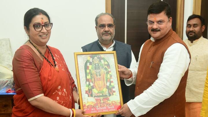 दरअसल केंद्रीय मंत्री ने 2019 के लोकसभा चुनाव में अमेठी की जनता से वादा किया था कि अगर वह यहां की सांसद बनेंगी तो अमेठी की जनता को सांसद से मिलने के लिए दिल्ली नहीं जाना पड़ेगा. वो अमेठी में ही अपना घर बनवाएंगी.