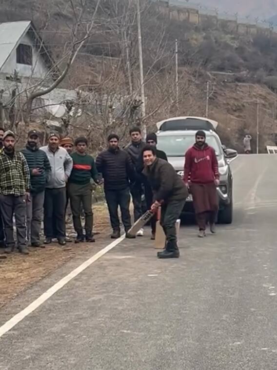 Video: गुलमर्ग में लोगों के साथ सचिन तेंदुलकर ने खेला क्रिकेट, वीडियो वायरल