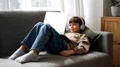 बच्चे को घर पर अकेला छोड़ना आप की मजबूरी है तो इन बातों का रखें ख्याल