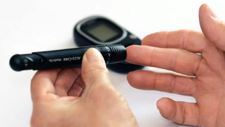 Low Blood Sugar : कमी रक्तातील साखरेची चिन्हे: रक्तातील साखरेचे प्रमाण वाढणे अत्यंत धोकादायक मानले जाते. यामुळे केवळ मधुमेहच नाही तर किडनी, यकृत, हृदय आणि डोळ्यांशी संबंधित समस्याही वाढू शकतात.