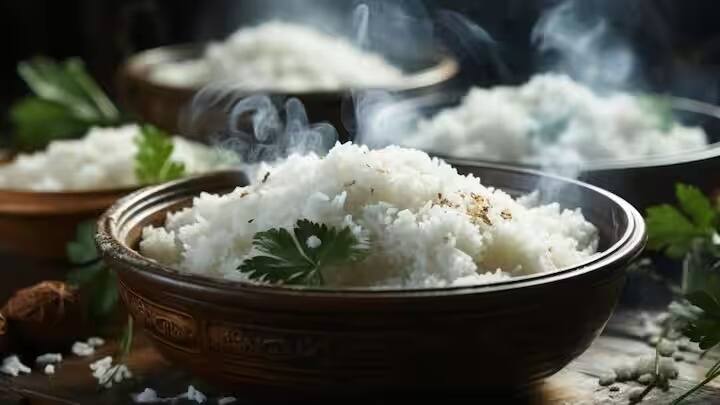 Old Cooked Rice vs Fresh Rice is old cooked rice healthier than fresh rice expert reveals Know all details Marathi News Health Tips : भात कसा खावा, गरम की थंड? आरोग्यासाठी काय ठरेल सर्वात फायदेशीर?